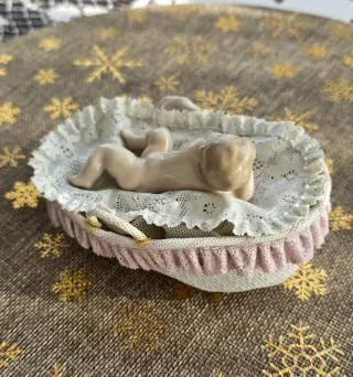 Lladró Bebé en Canastilla Porcelana