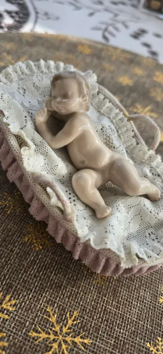 Lladró Bebé en Canastilla Porcelana