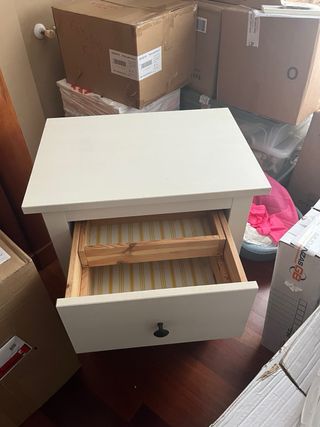 Mesita de noche blanca de madera