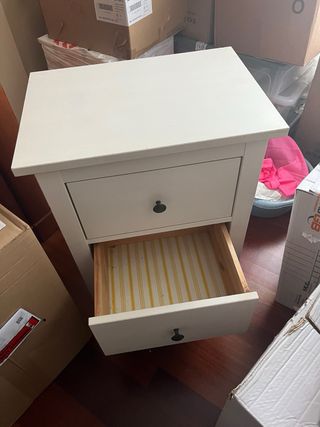 Mesita de noche blanca de madera