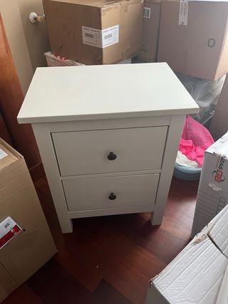 Mesita de noche blanca de madera