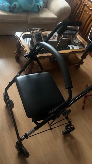 Andador plegable con asiento y ruedas