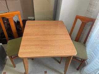 Mesa de comedor y 3 sillas de madera