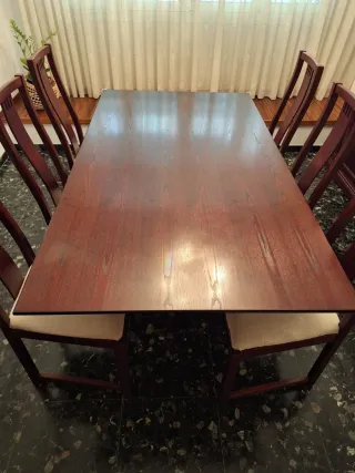Mesa comedor y 6 sillas.