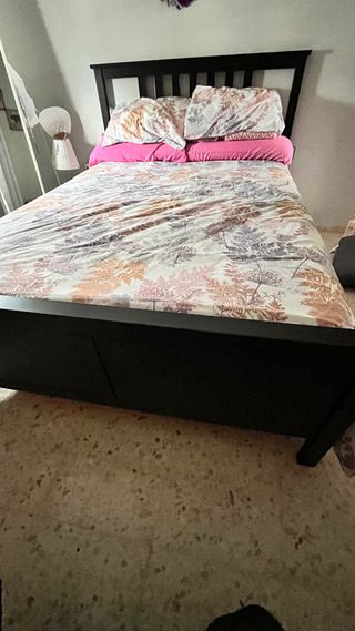 Estructura de cama negra con colchón