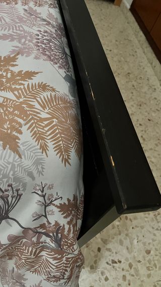 Estructura de cama negra con colchón