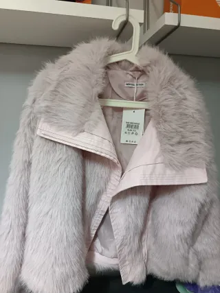 Abrigo pelo rosa talla única para estrenar.