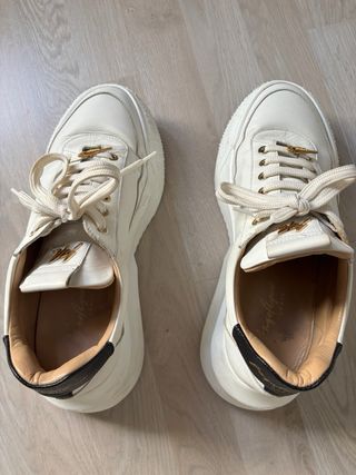 Zapatillas de vestir blancas y doradas
