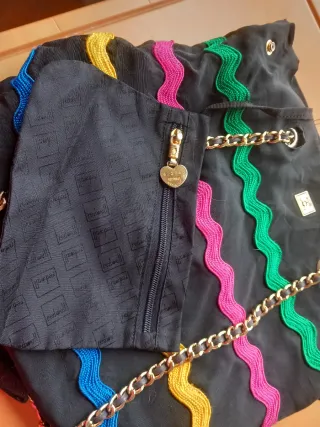 Borsa Moschino Nera con Bordi Colorati
