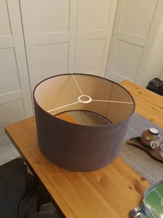 Pantalla de lámpara marrón y dorada