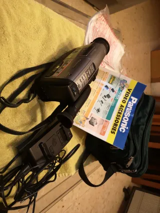 Videocámara Panasonic Plata y Negra