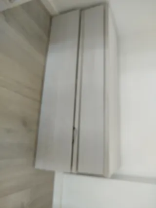 Estantería de madera blanca