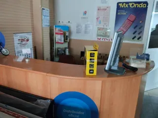 Mostrador de madera y plástico