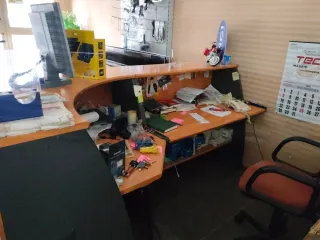 Mostrador de madera y plástico