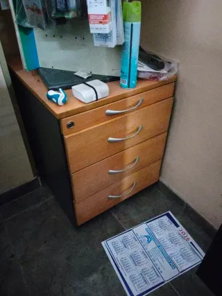 Mostrador de madera y plástico