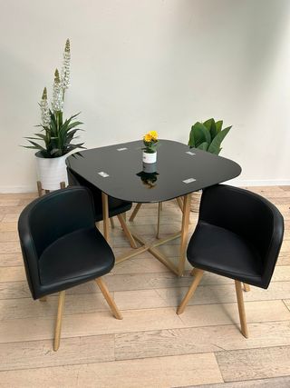Mesa de cristal negra con 4 sillas