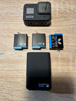 GoPro 8 Black + 3 batterie + caricabatterie + cavo