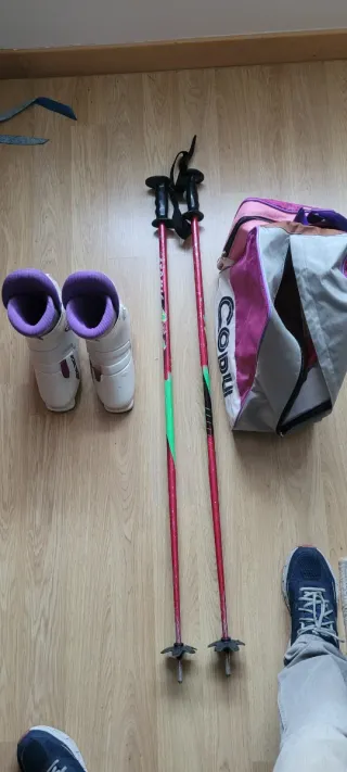Botas  y bastones de esquí.