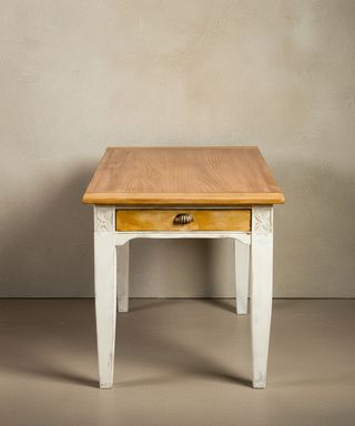 Mesa rústica de madera blanco viejo