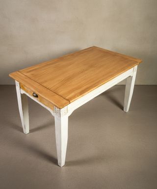 Mesa rústica de madera blanco viejo
