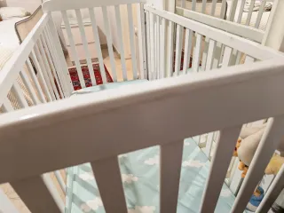 Cuna de bebé blanca 60x120 Con colchón antiasfixia