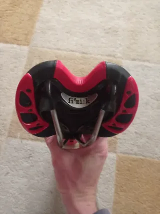 Sillín Fizik Negro/Rosa