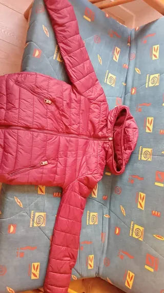 Abrigos beige rojo y negro. Chaleco verde