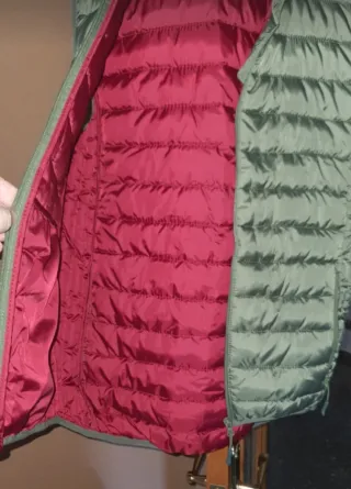 Chaleco acolchado verde y rojo