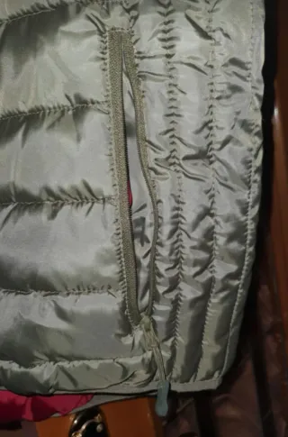 Chaleco acolchado verde y rojo