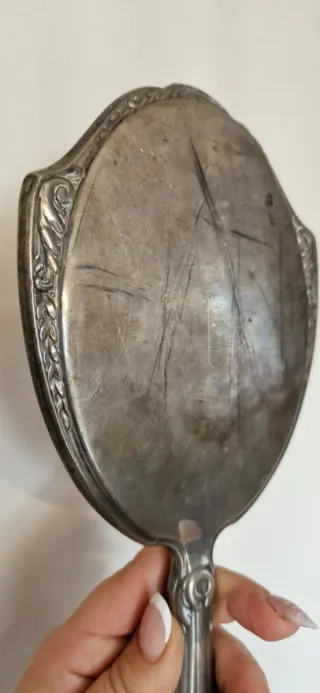 Specchio antico in peltro lavorato