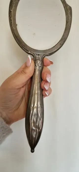 Specchio antico in peltro lavorato