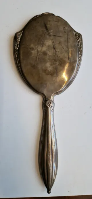 Specchio antico in peltro lavorato