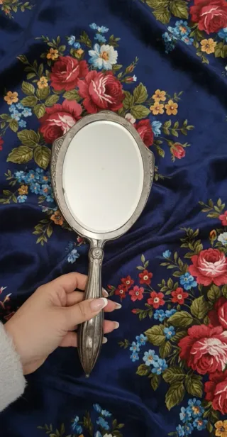 Specchio antico in peltro lavorato