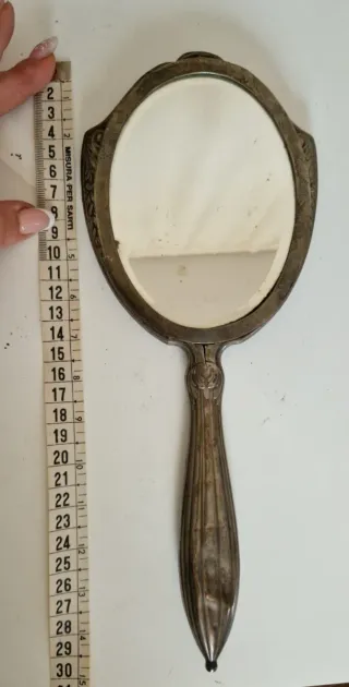 Specchio antico in peltro lavorato