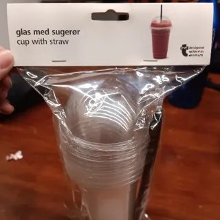 Bicchieri con coperchio e cannuccia