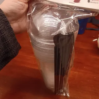 Bicchieri con coperchio e cannuccia