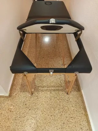 Camilla de masaje portátil de madera.