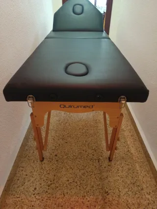 Camilla de masaje portátil de madera.