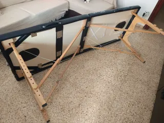 Camilla de masaje portátil de madera.