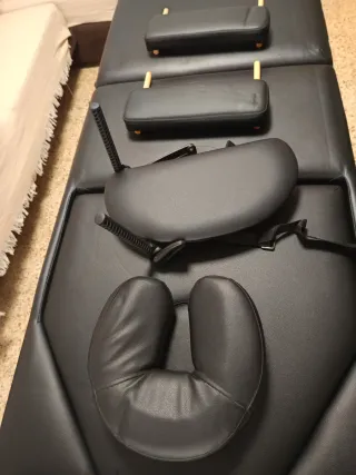 Camilla de masaje portátil de madera.