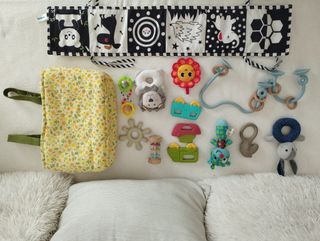 Bolsa carrito bebé +sonajeros y juegos sensoriales