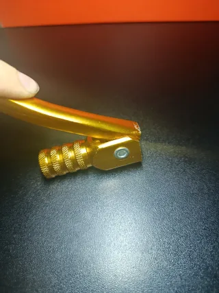 Pata de cambio dorada para moto