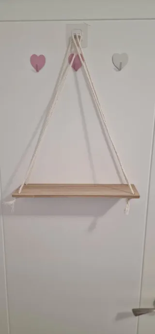 Estantería de madera con cuerdas