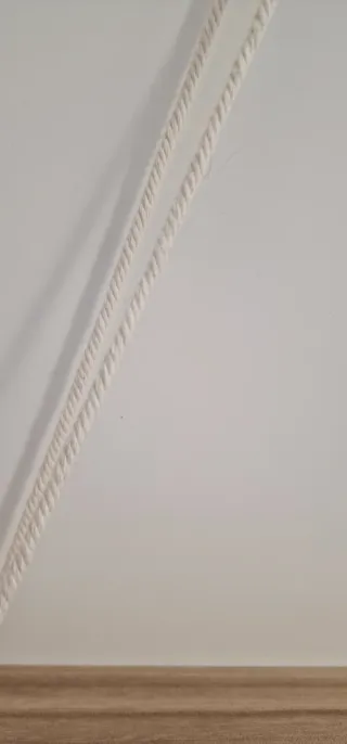 Estantería de madera con cuerdas