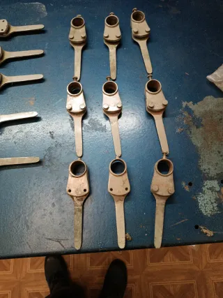 Lotto di 14 supporti in ottone per vetrine antiche