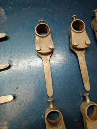 Lotto di 14 supporti in ottone per vetrine antiche