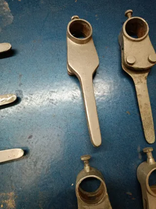 Lotto di 14 supporti in ottone per vetrine antiche