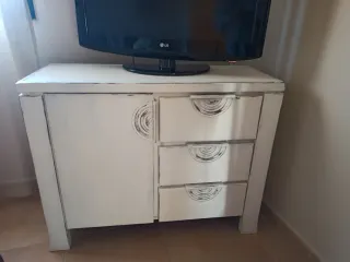 Aparador blanco pintado a mano