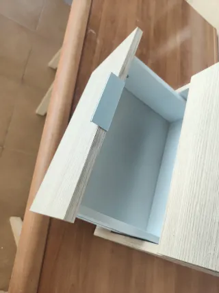 Mesita de noche de madera beige