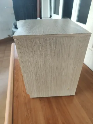 Mesita de noche de madera beige